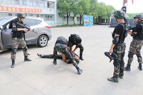 中國青少年軍事夏令營