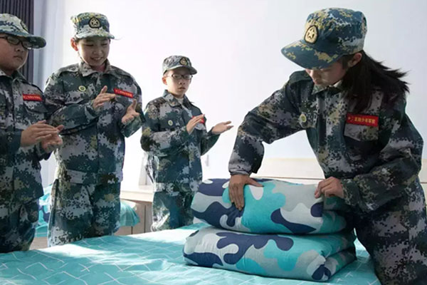 昆明陸軍學(xué)院夏令營收費？端正孩子行為習(xí)慣